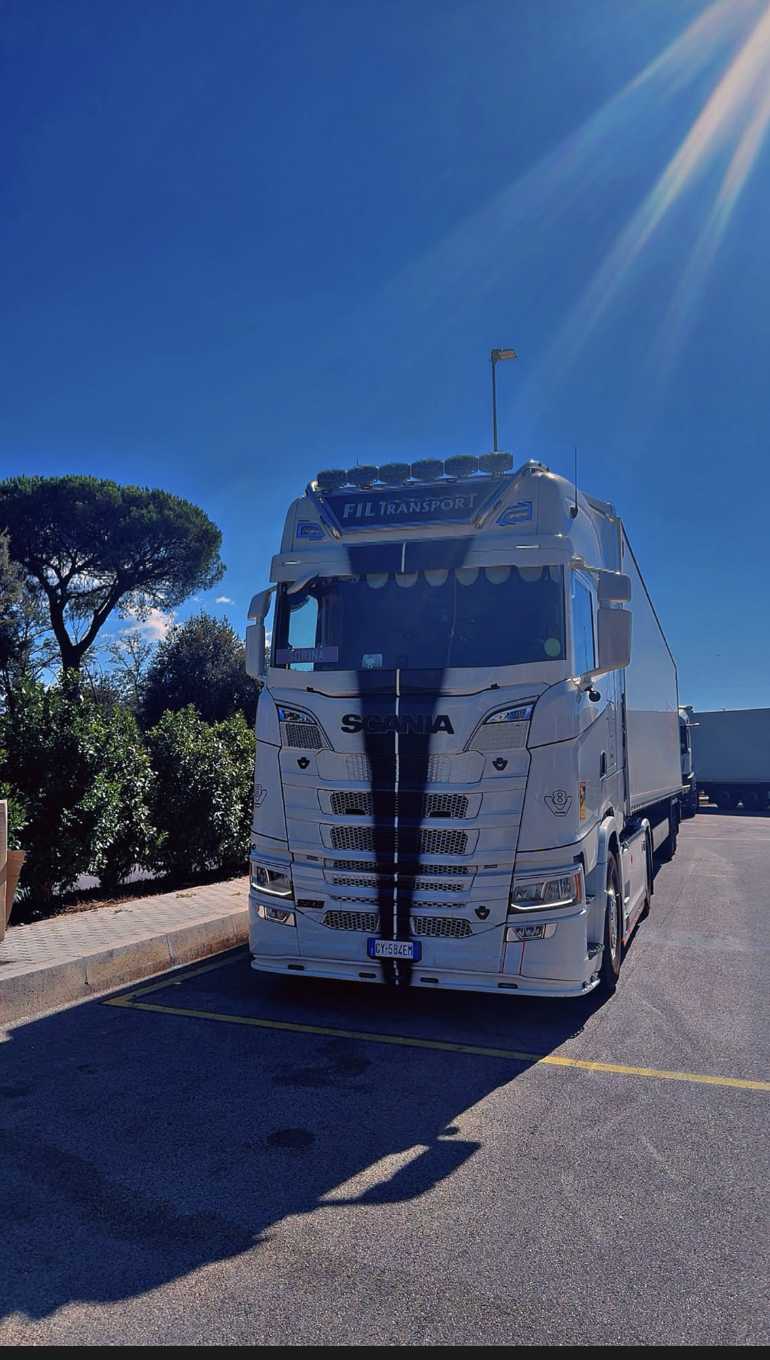 Scania bianco della flotta FIL TRANSPORT in piazzale, frontale