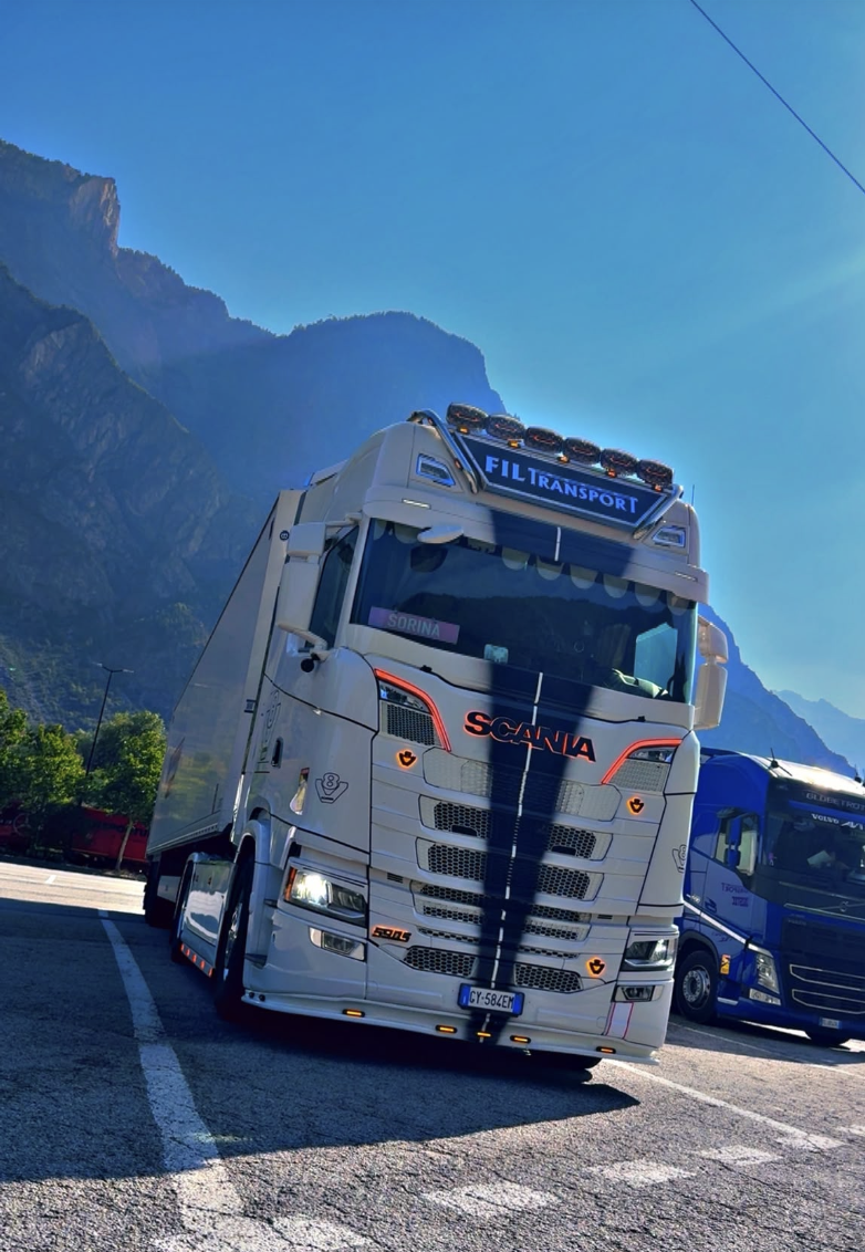 Scania bianco FIL TRANSPORT in sosta tra le montagne