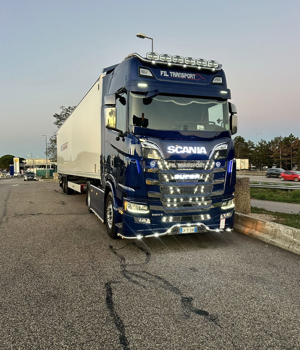 Scania blu FIL TRANSPORT in corsa con un rimorchio bianco