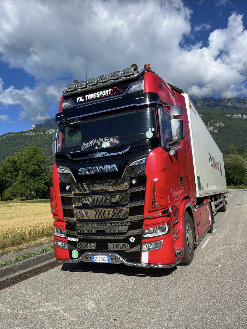 Il camion della flotta FIL TRANSPORT in viaggio tra le montagne